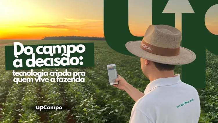 Hombre en un campo de soja al atardecer mirando el celular, con el texto "Del campo a la decisión"