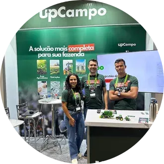 Equipe da upCampo no estande da empresa numa feira do agro