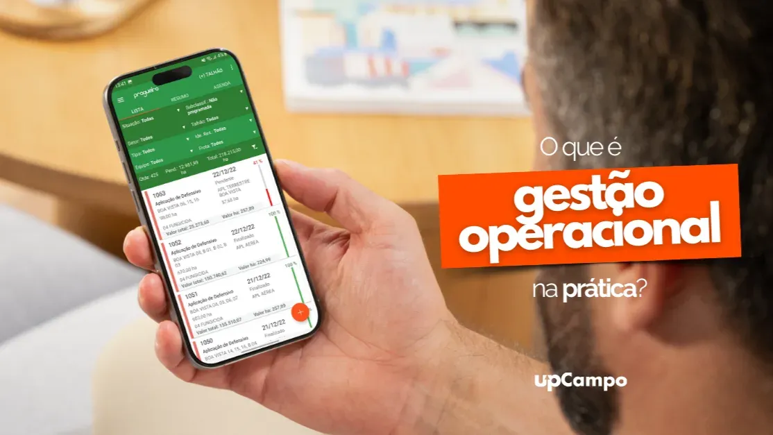 Hombre sostiene un celular con la aplicación de upCampo, con la pregunta "¿Qué es la gestión operativa en la práctica?"