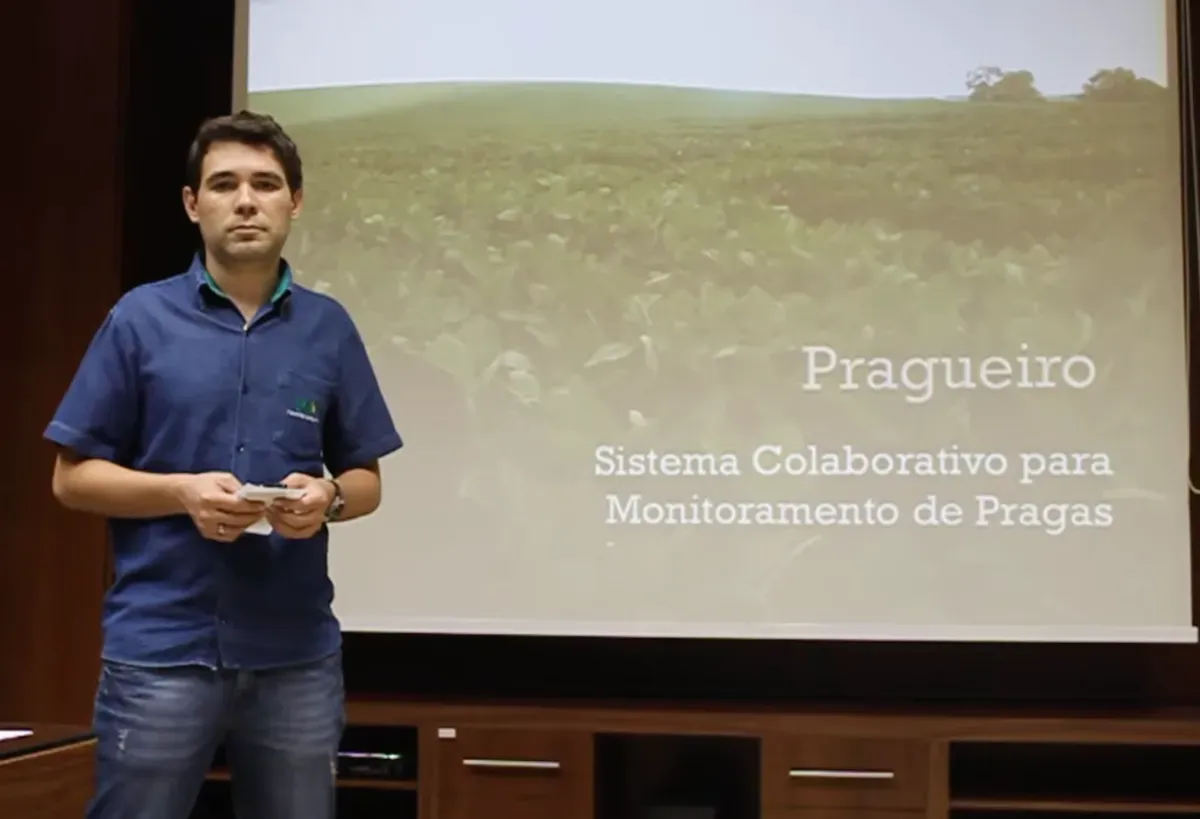Jonas Rotilli apresentando o Pragueiro, sistema colaborativo de monitoramento de pragas
