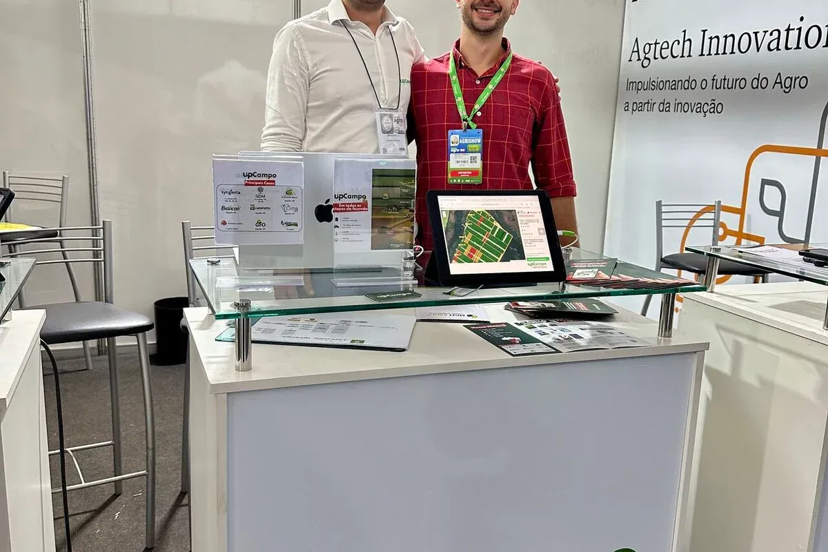 Tableta en el stand de upCampo con el mapa de lotes de una finca