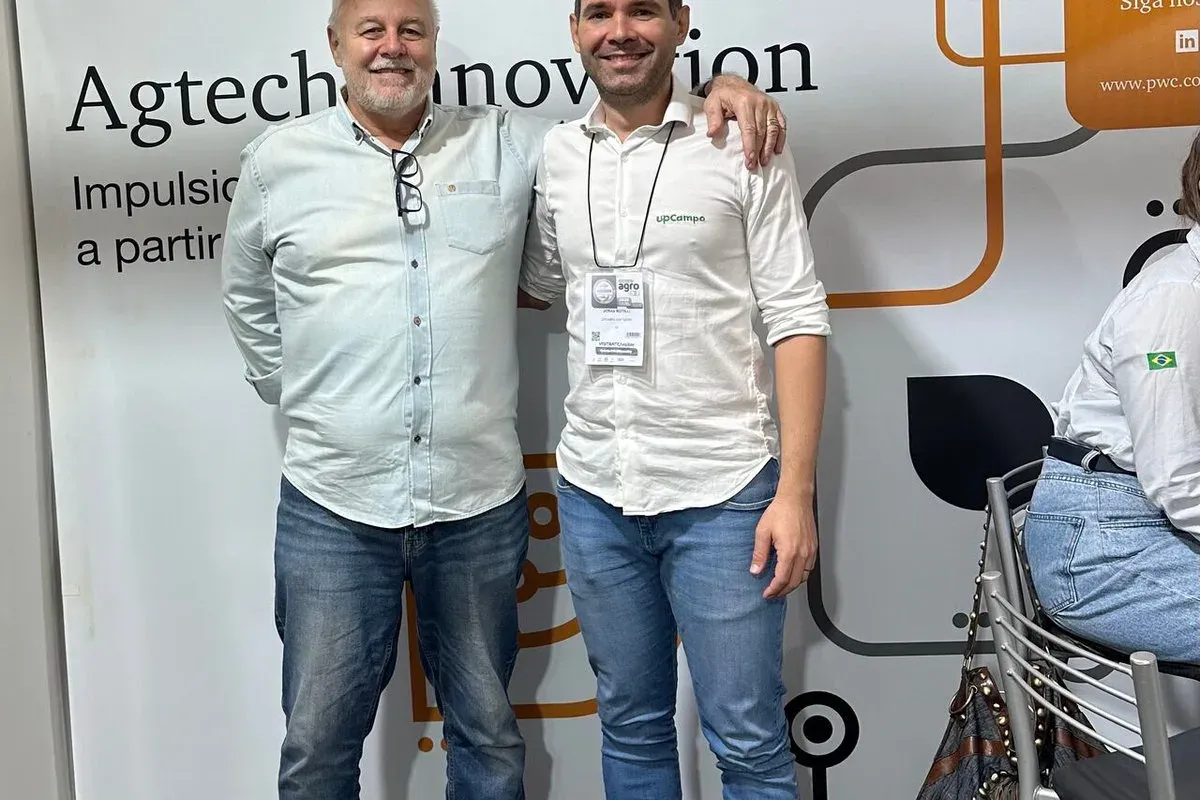Equipo de upCampo frente al panel de PwC Agtech Innovation en Agrishow 2025