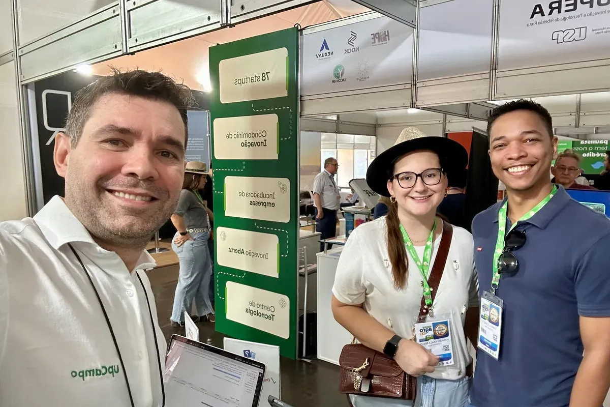 Conversación con productores en un pasillo de Agrishow 2025