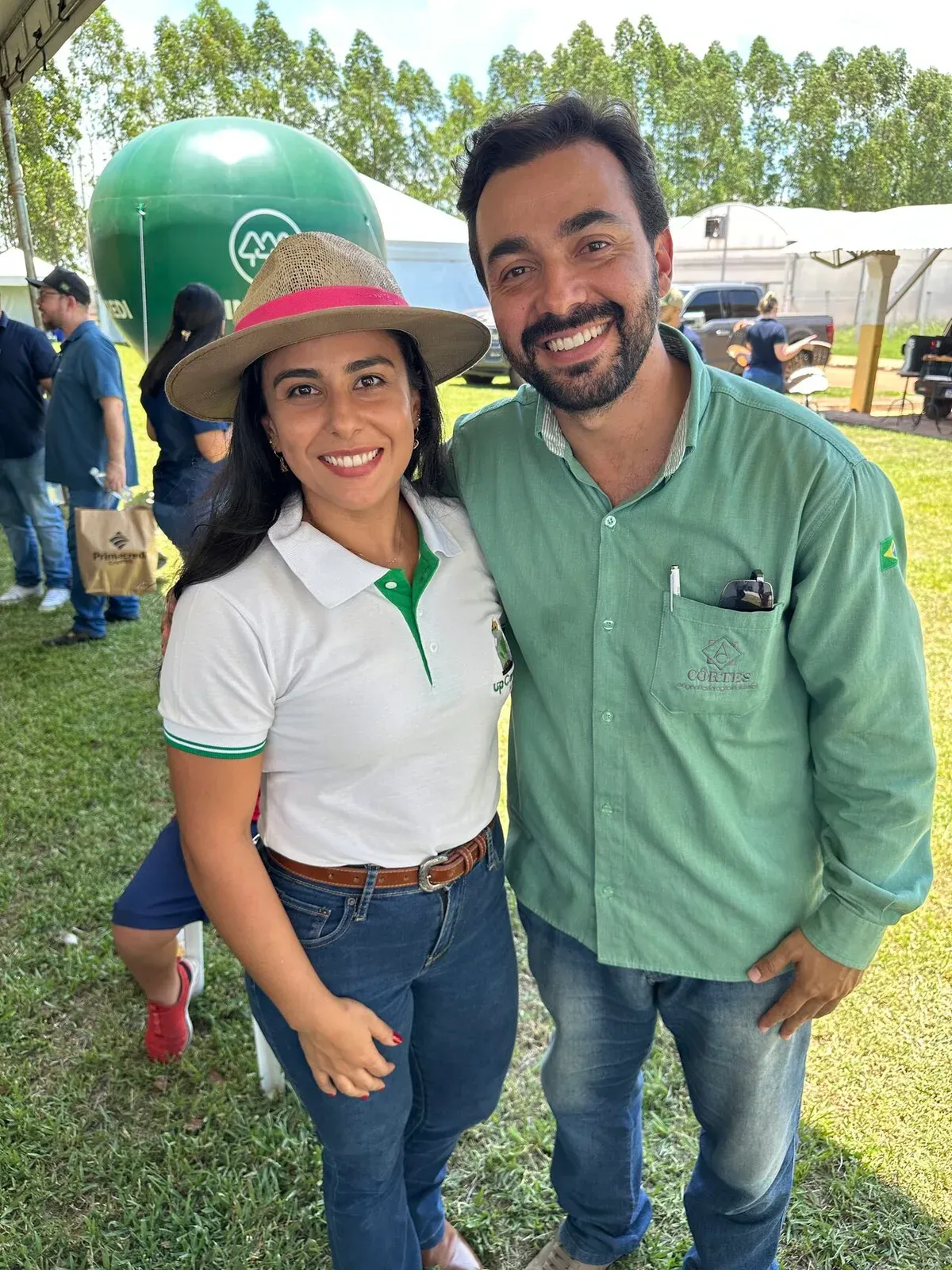 Integrante del equipo de upCampo con un participante del Agro Club Conecta