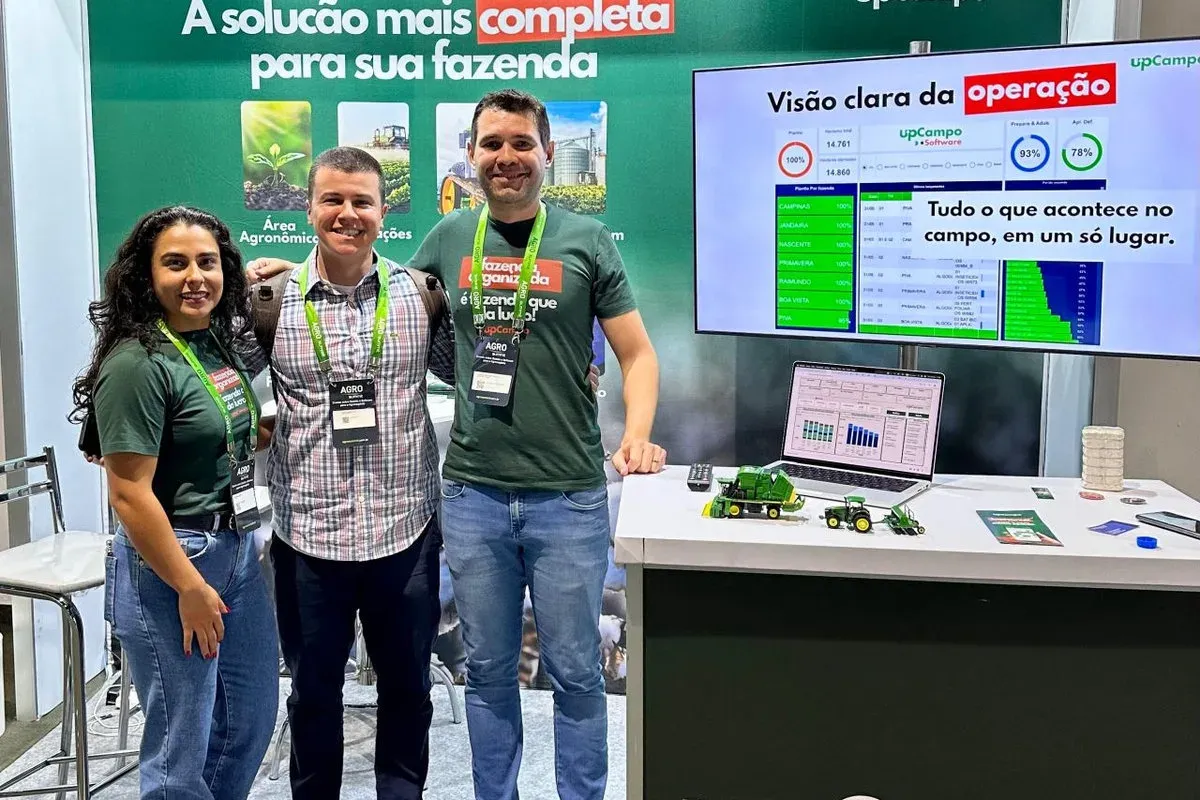 Equipo de upCampo reunido en el stand del Agro Summit Campinas