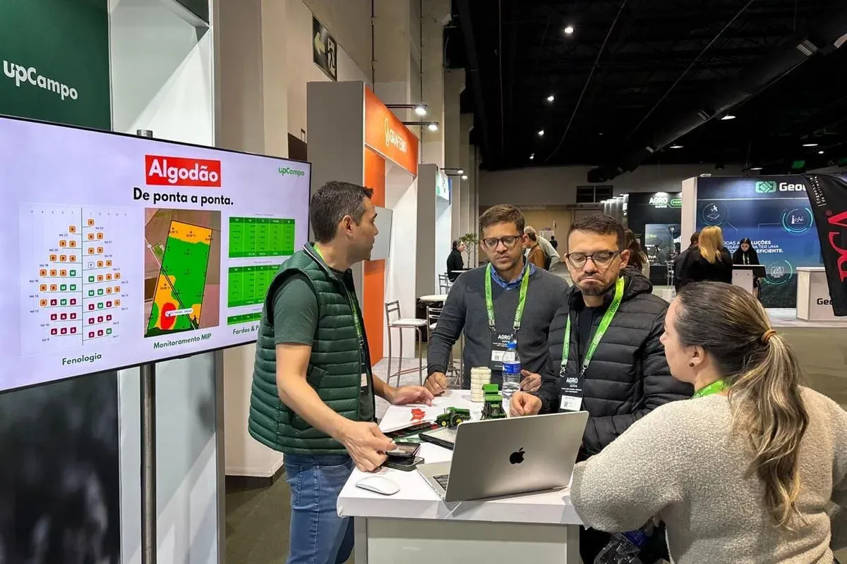 Visitantes conociendo el módulo de algodón de upCampo en el Agro Summit Campinas