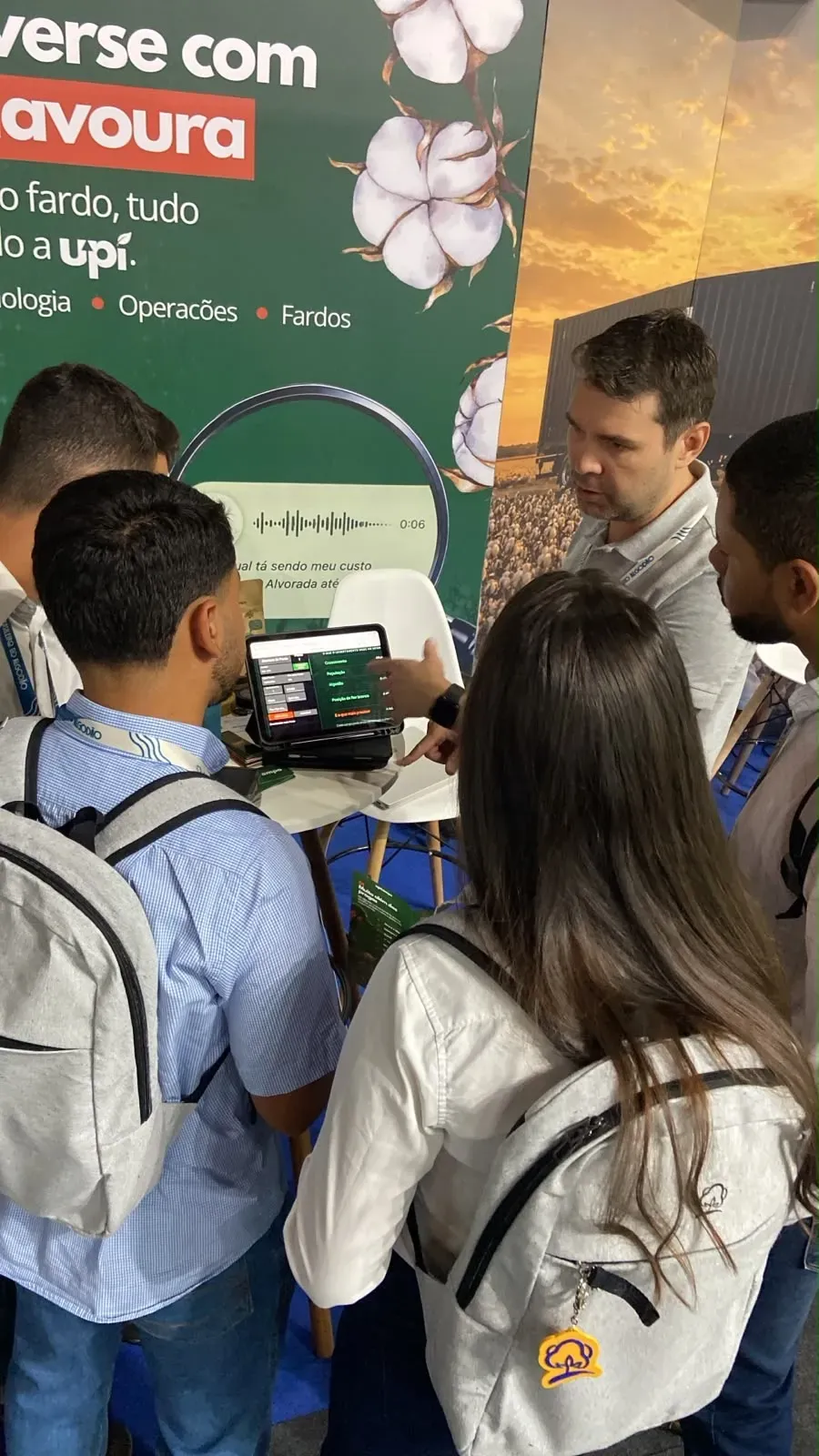 Demonstração da plataforma no tablet para um grupo de visitantes no estande da upCampo