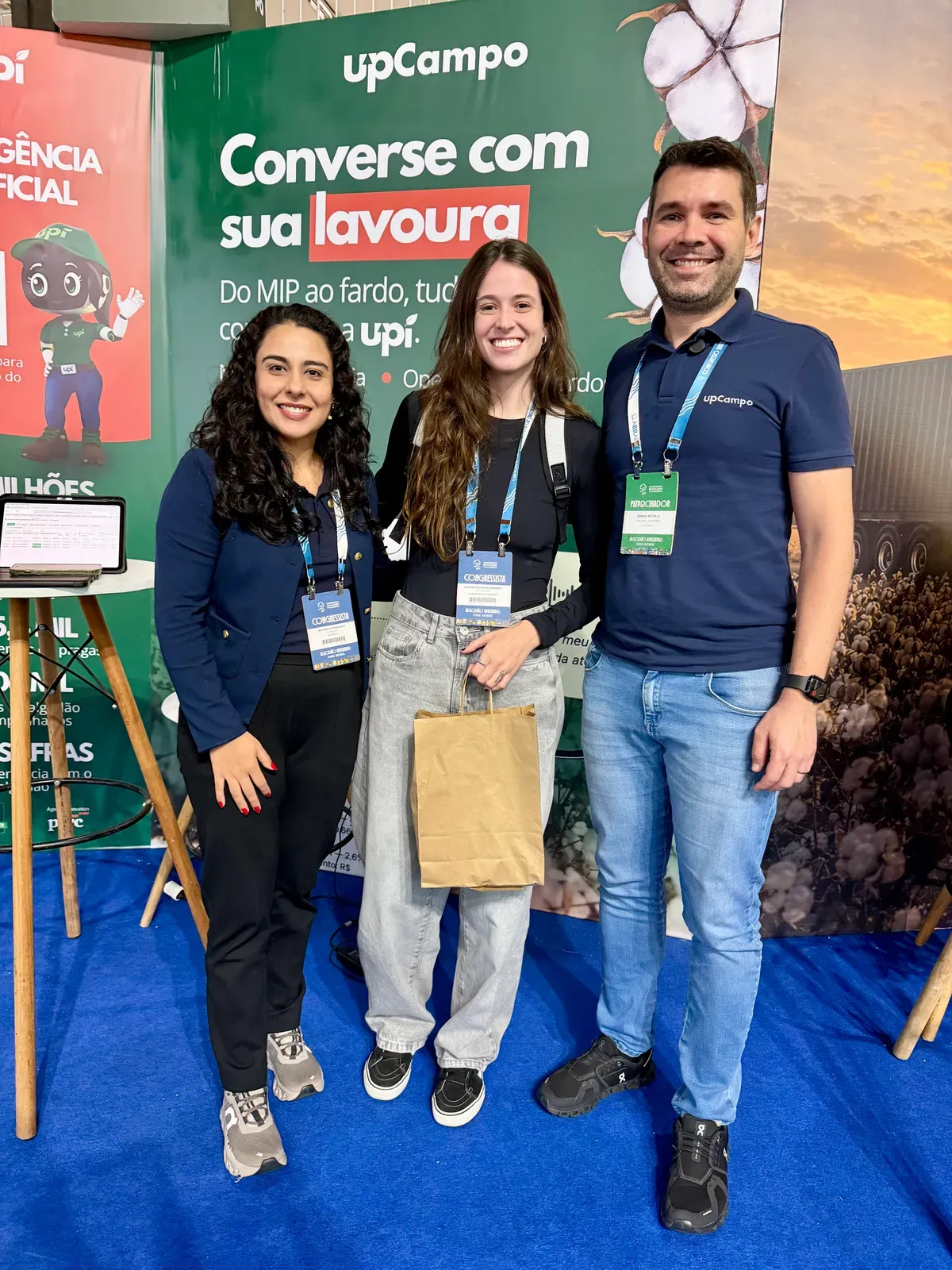 Equipe da upCampo com uma visitante no estande do 15º Congresso Brasileiro do Algodão