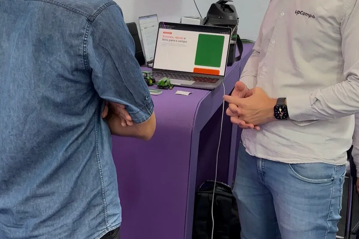 Visitante usando el sistema de upCampo en el stand del Show Safra BR 163