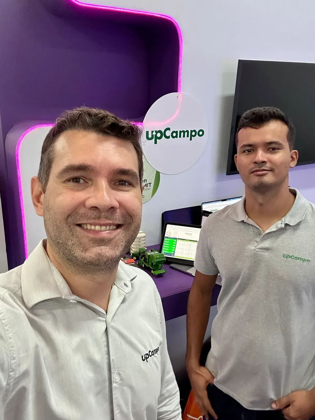 Dos integrantes del equipo de upCampo en el stand del Show Safra
