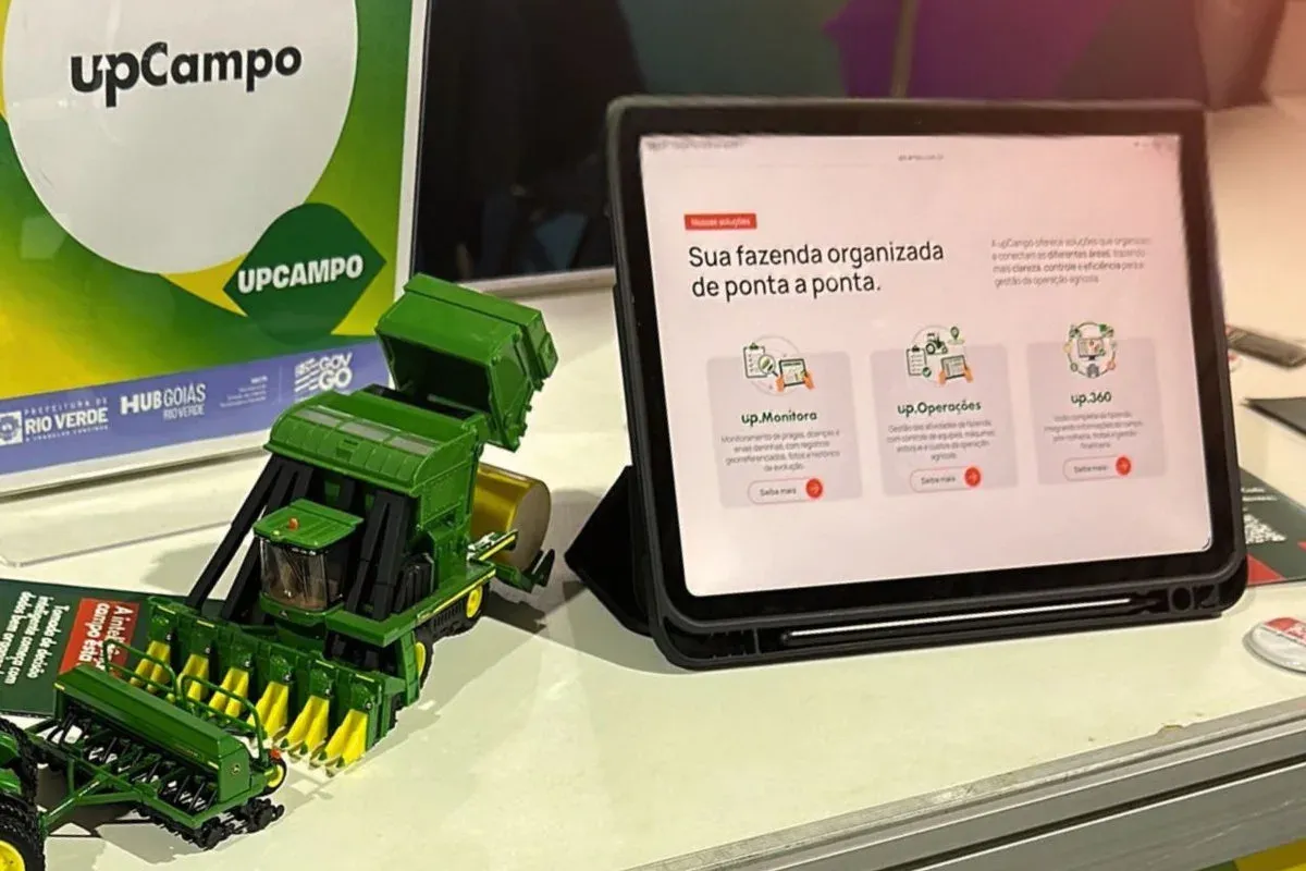 Tableta en el stand de la TecnoShow Comigo mostrando la gestión de la finca en upCampo