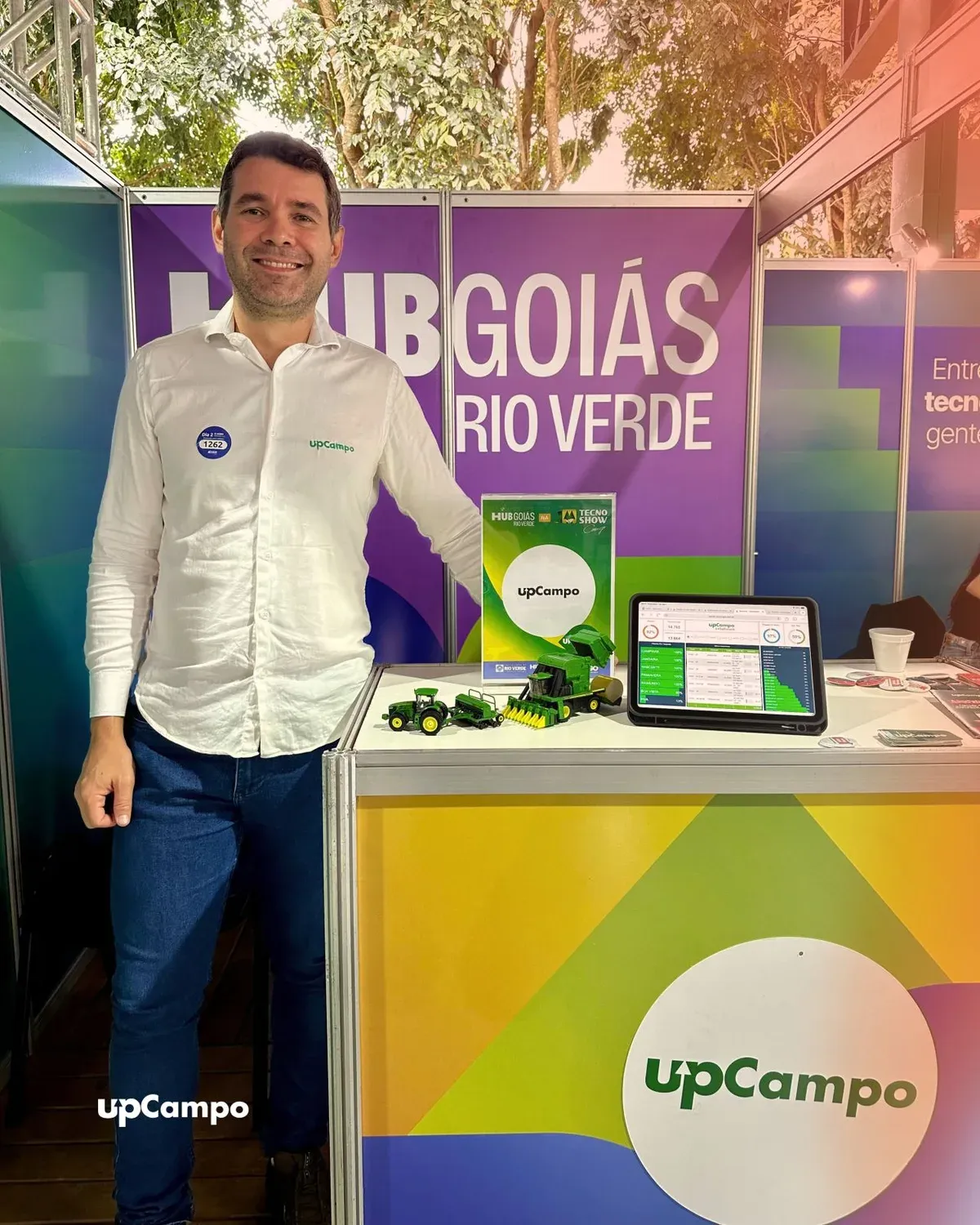 CEO de upCampo en el stand de la TecnoShow Comigo